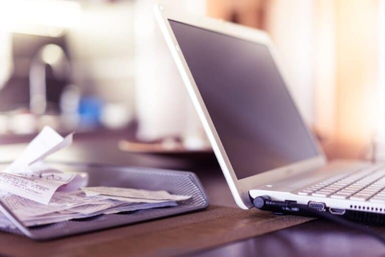 Notebooks HP y Acer enfrentadas en escritorio para comparar