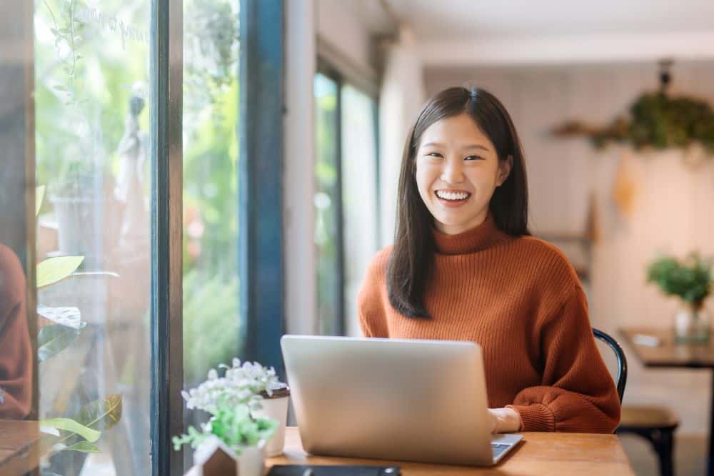 Laptop ligera y moderna usada por estudiante en biblioteca