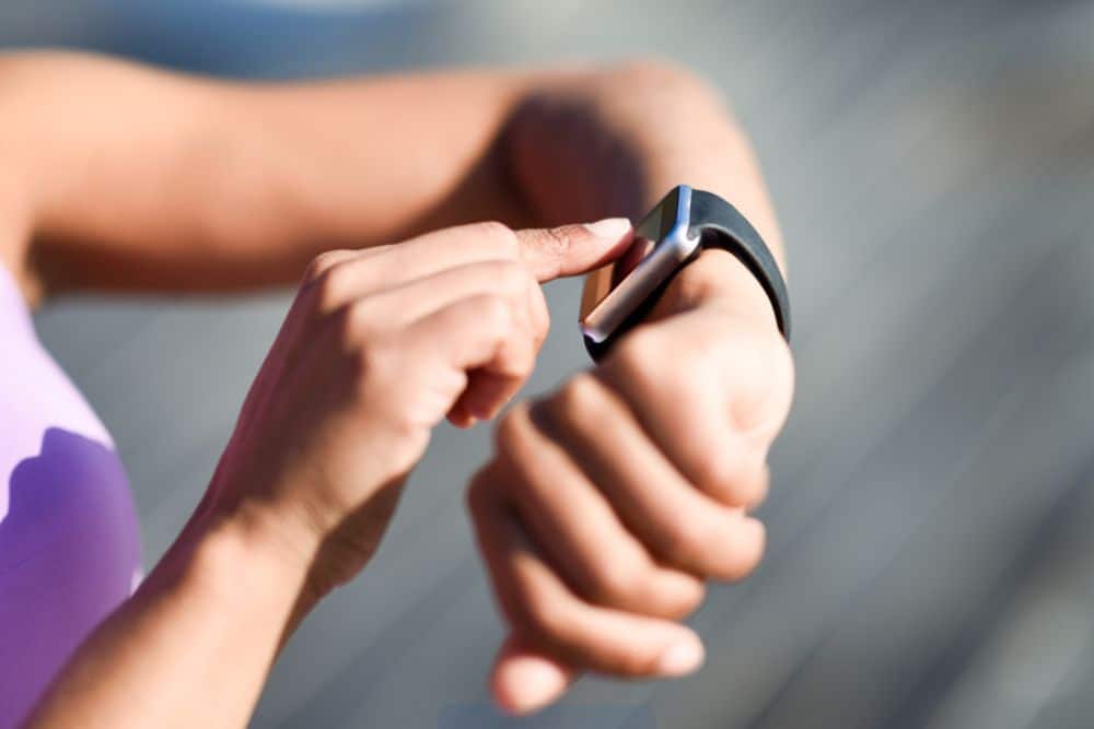 Smartwatch deportivo mostrando estadísticas de running