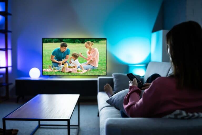 televisor con pantalla LCD o LED