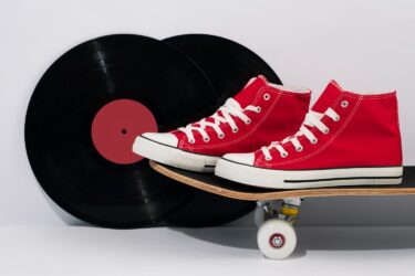 El toque de audacia: Cómo combinar zapatillas rojas para hombre