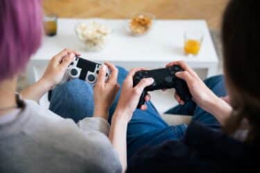 ¿PC o PlayStation 5? Guía definitiva para elegir tu plataforma de juegos en 2025