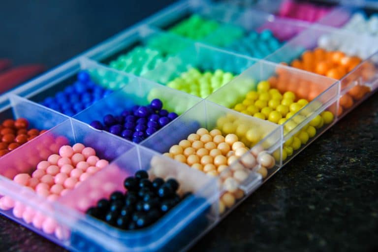 Caja plástica con cuentas de colores organizadas