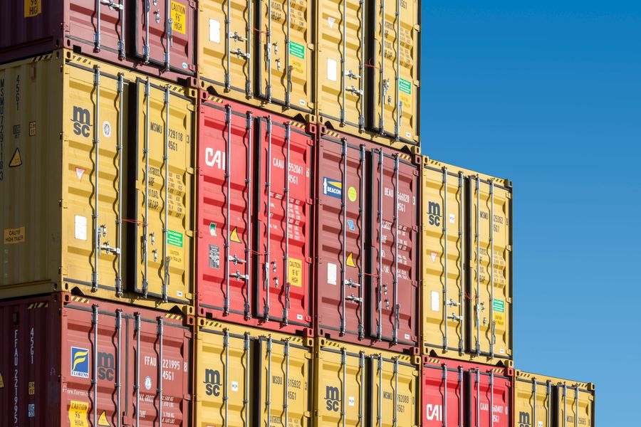 Contenedores de carga apilados para logística