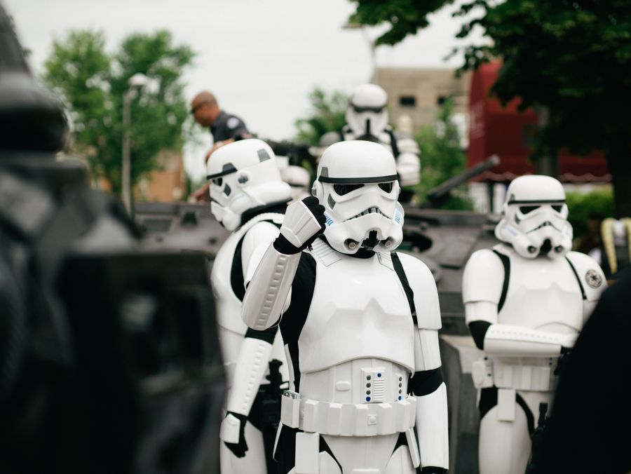 Cosplayers de Star Wars con trajes de stormtroopers