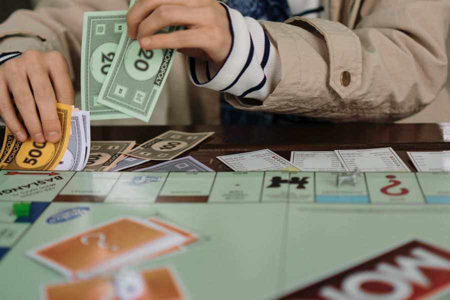 Dinero de Monopoly en juegos de mesa educativos