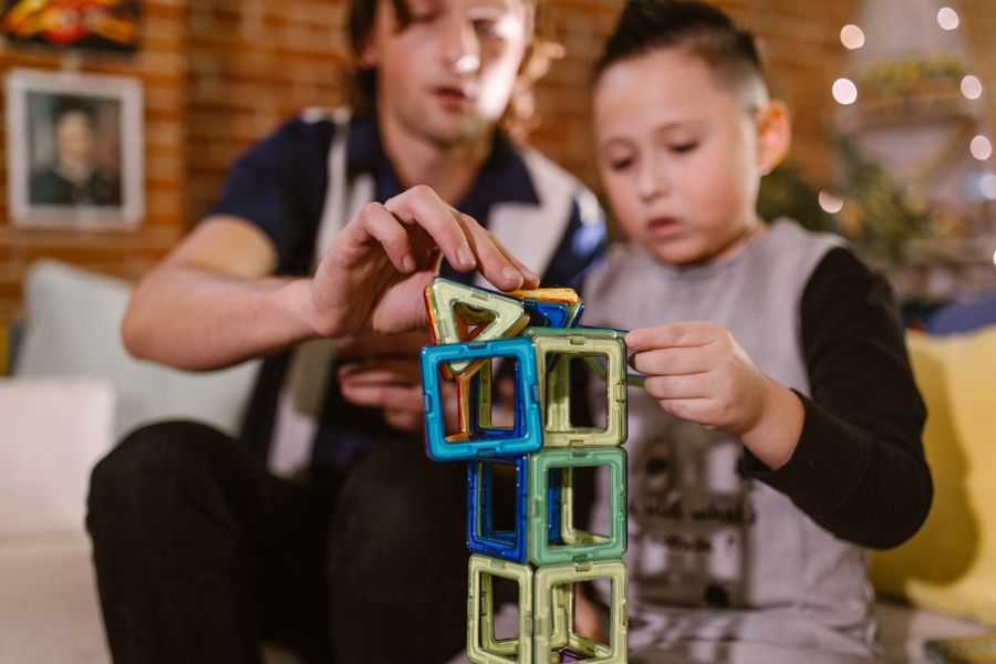 Juego educativo con bloques magnéticos