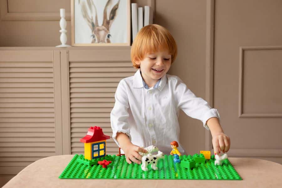 Niño jugando con bloques educativos