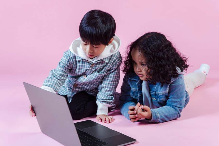 Niños usando netbook para aprendizaje digital