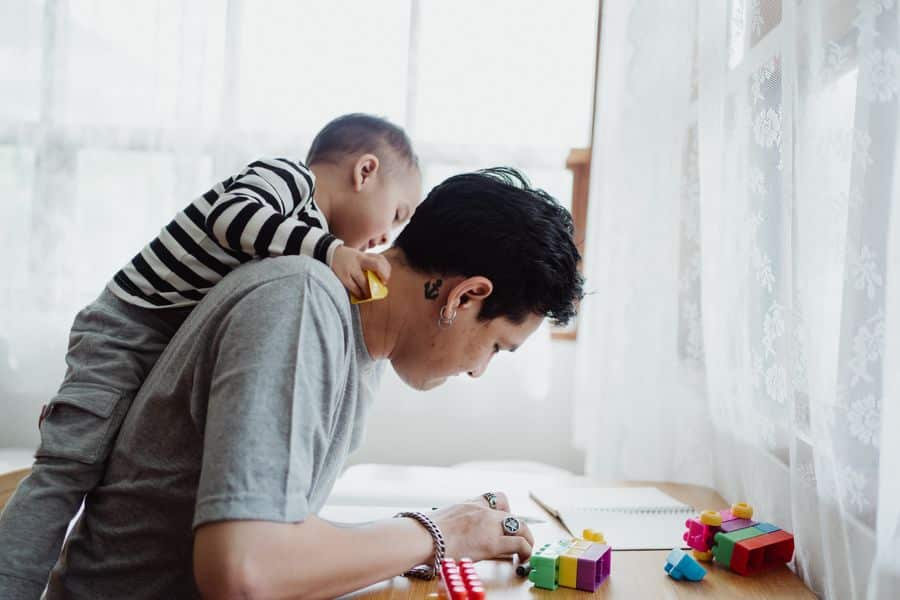 padre hijo bloques lego relajacion 2 Padre e hijo con bloques LEGO para relajación
