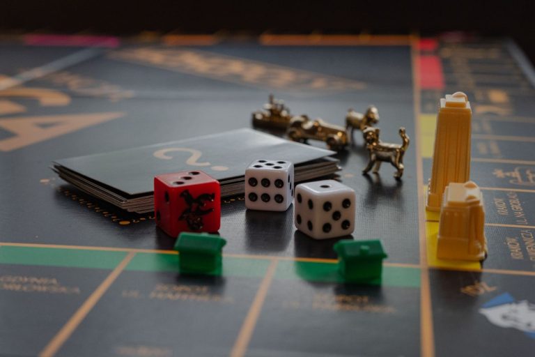 Tablero de juego de mesa con dados y fichas