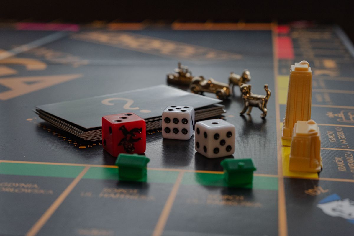 Tablero de juego de mesa con dados y fichas