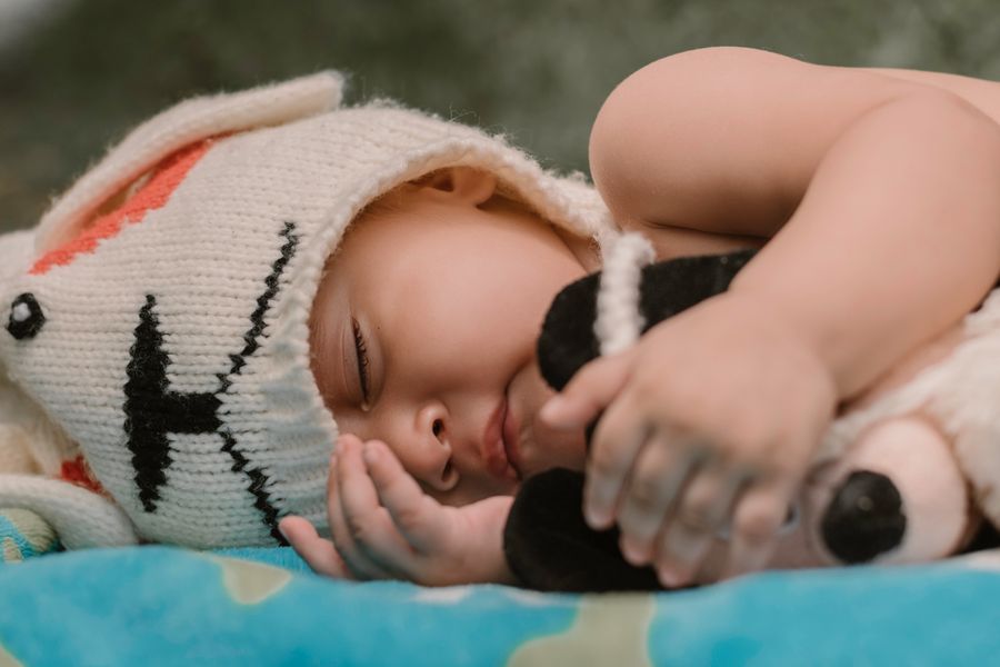 Bebé durmiendo con gorro tejido