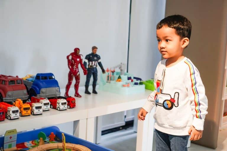 Figuras de acción infantiles y coches de juguete