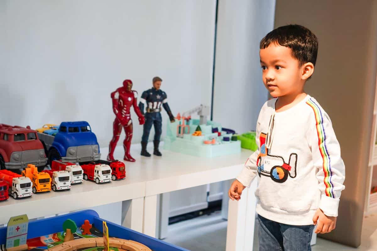 Figuras de acción infantiles y coches de juguete