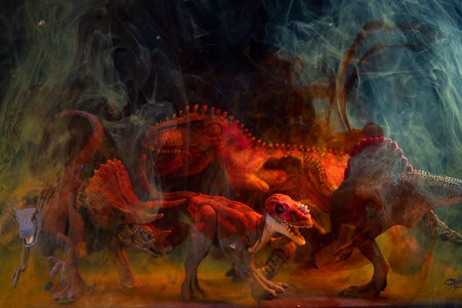 Figuras articuladas de dinosaurios en movimiento