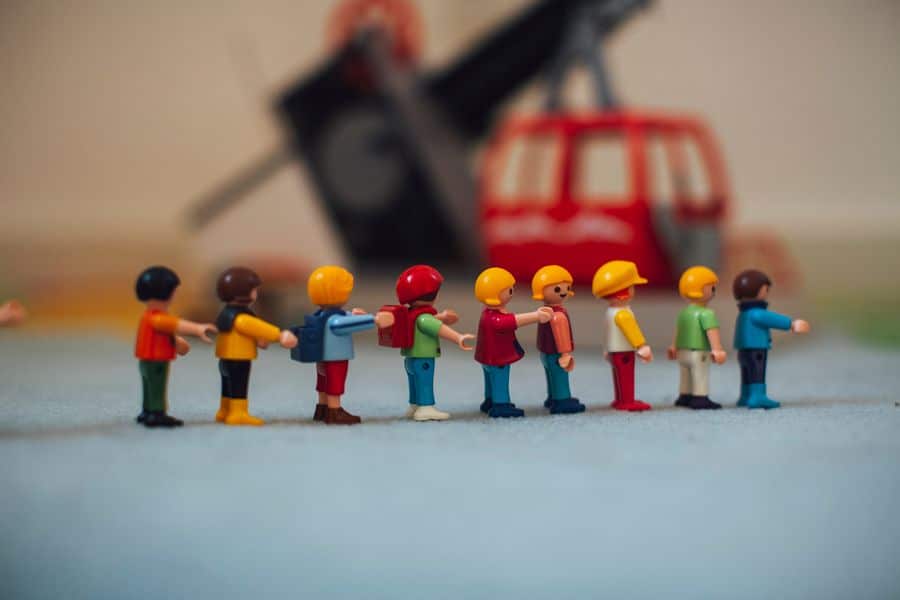 Figuras de juguete y helicóptero plástico