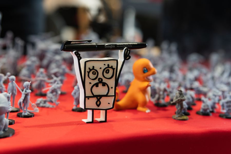 Figuras y juguetes coleccionables en exhibición