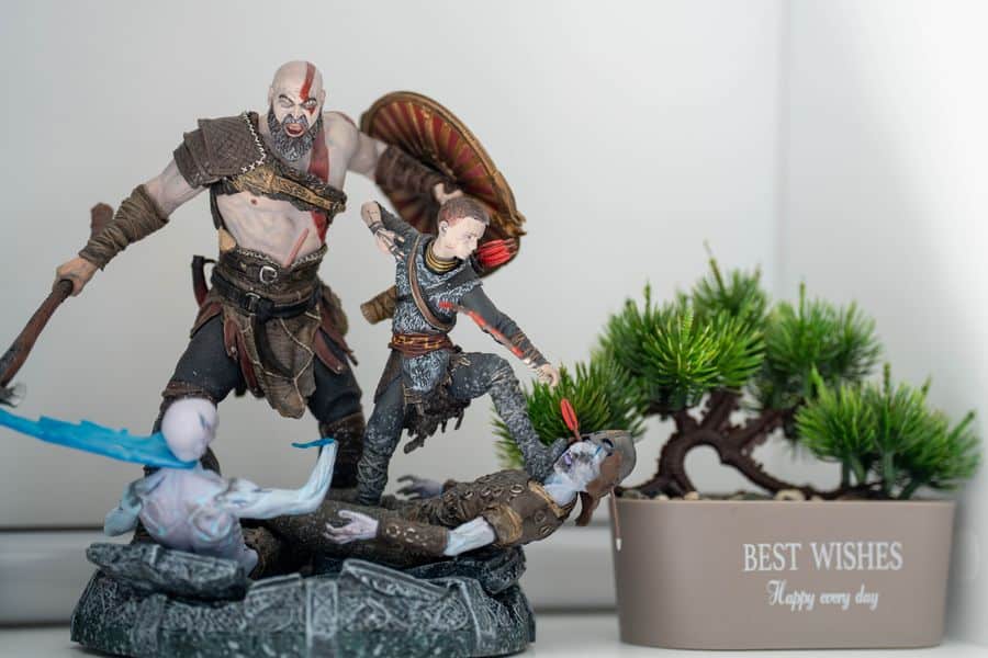 Figurines coleccionables y bonsái en catálogo