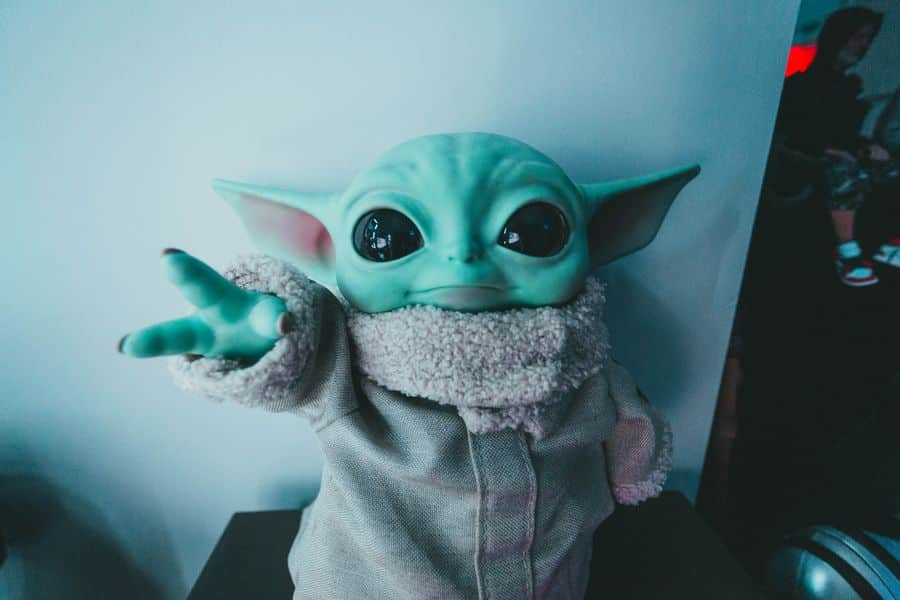 Figurita Baby Yoda coleccionable