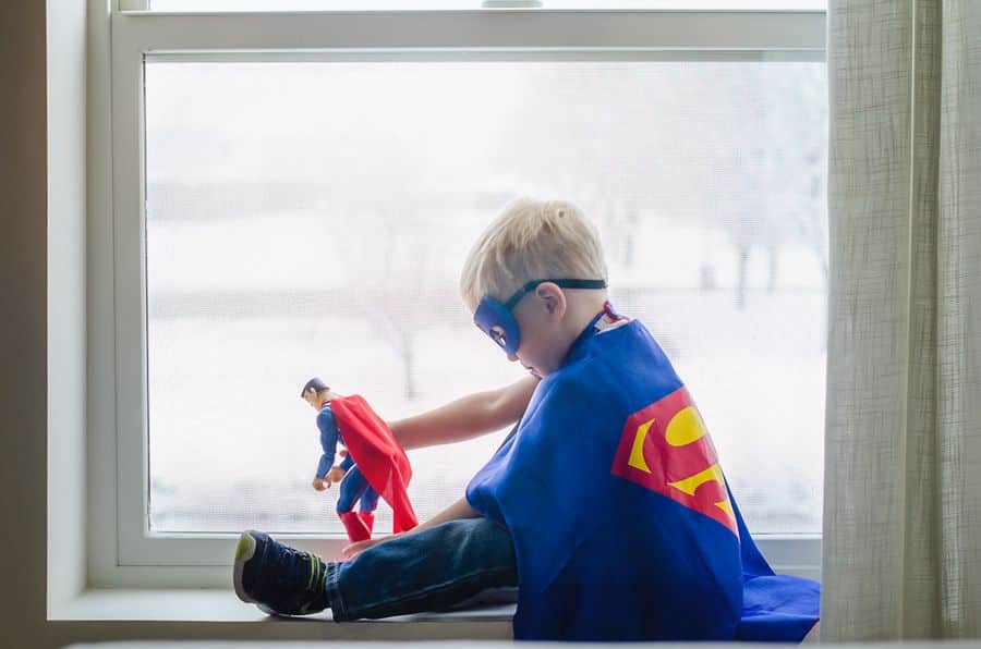 Niño disfrazado de superhéroe infantil