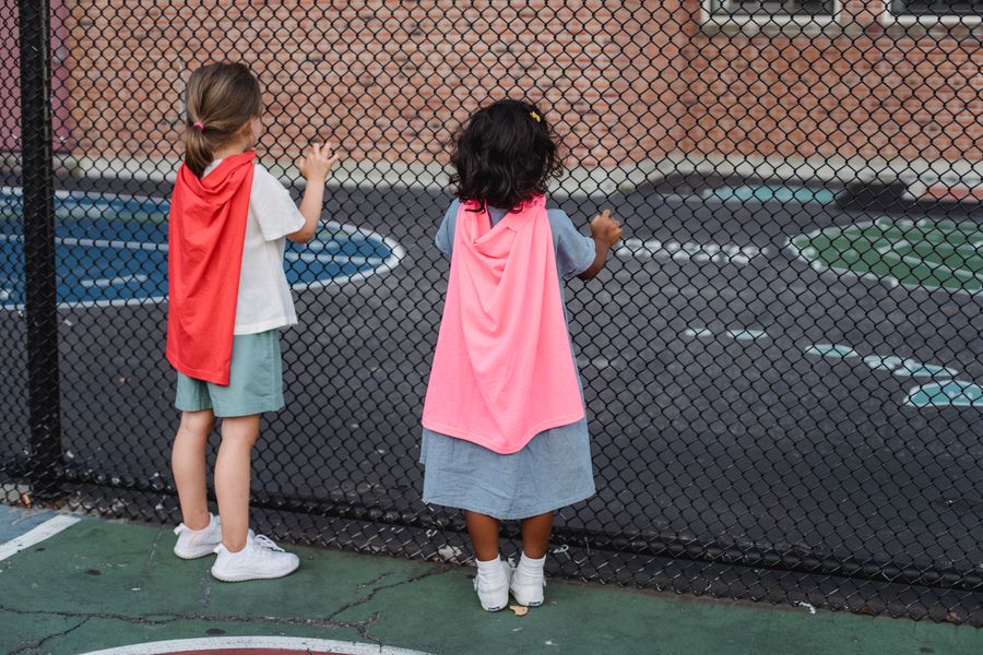 Niños con capas en parque infantil