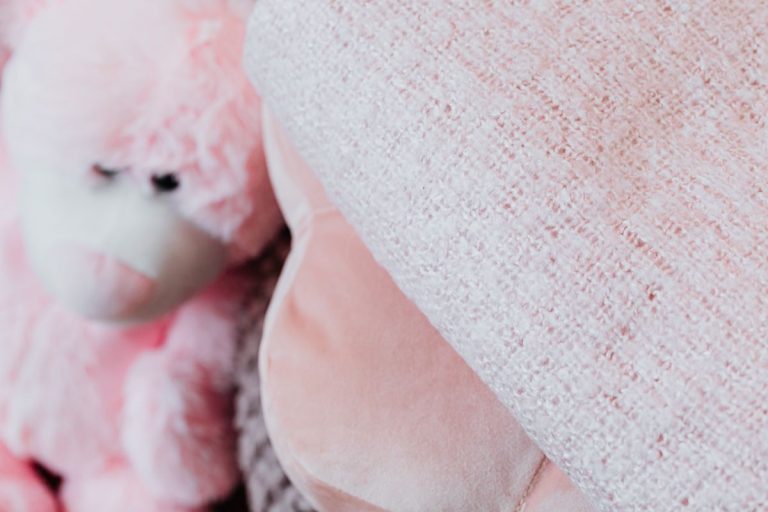 Peluche para bebé con manta texturizada rosa