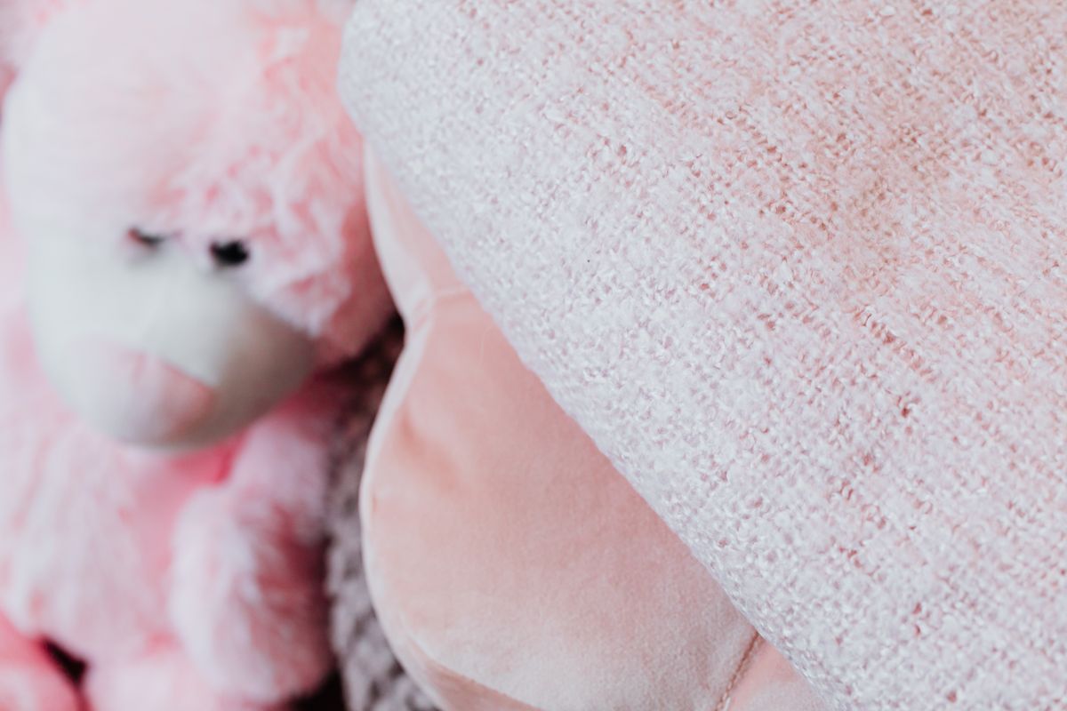 Peluche para bebé con manta texturizada rosa