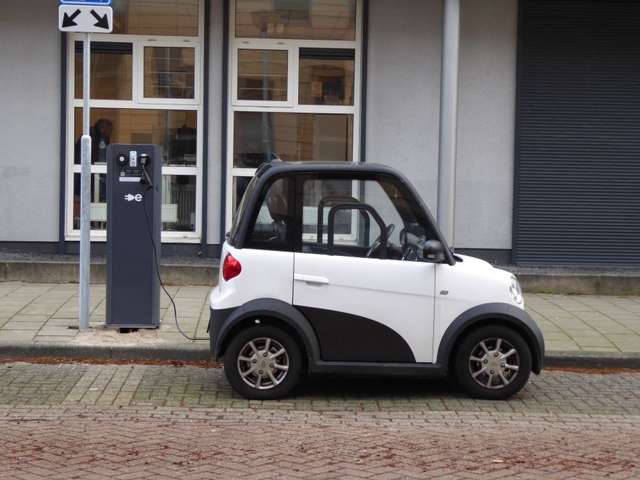 Auto eléctrico infantil en estación de carga pública