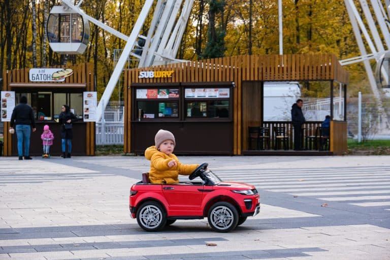 Coche de juguete infantil licenciado