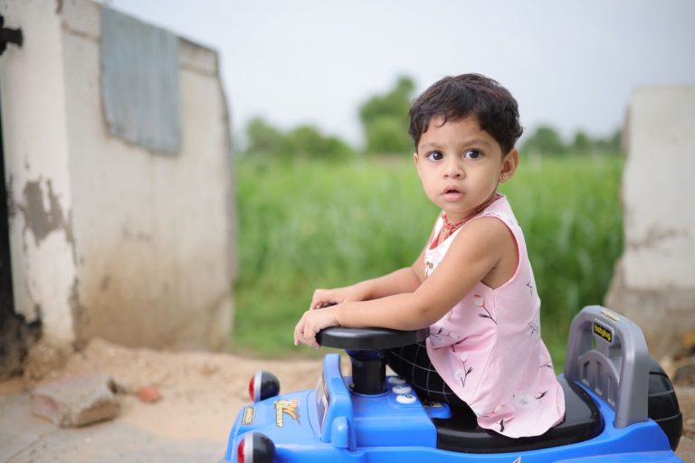 Coche de juguete para niños pequeños