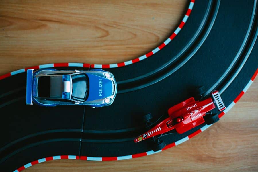 Coches de juguete en pista de carreras
