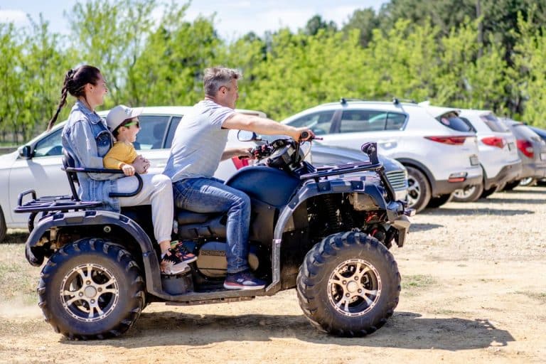 Familia en cuatrimotos eléctricas infantiles