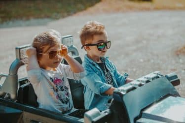 Jeep a batería para niños todo terreno¿cómo elegir un modelo seguro y resistente?