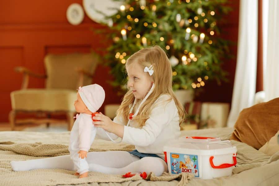 Juego imaginativo infantil con muñeca