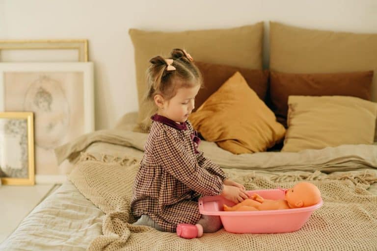 Juego infantil con muñeca educativa