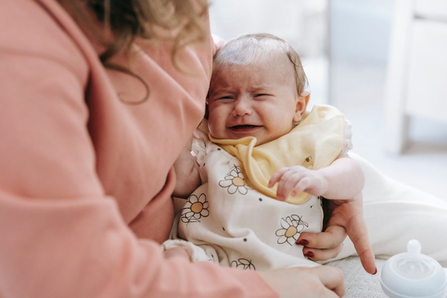 madre alimentando bebe recien nacido 1 Madre alimentando a bebé recién nacido
