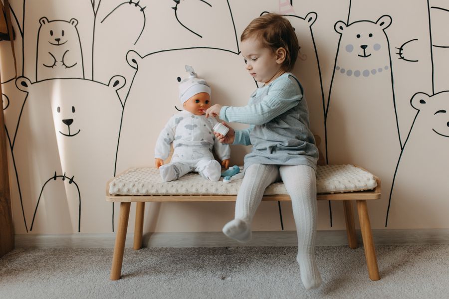 nina pequena muneca juguete 2 Niña pequeña con muñeca de juguete