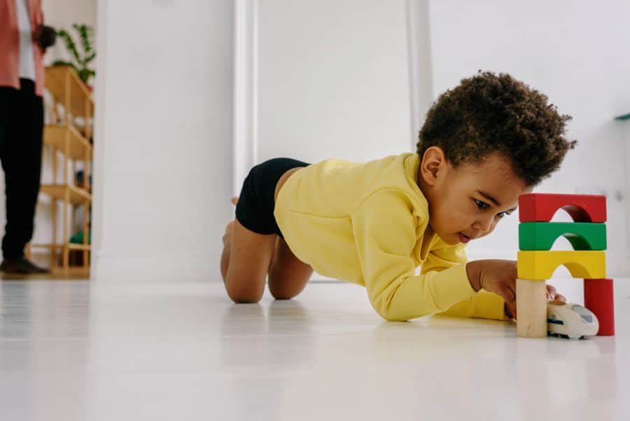 Niño jugando con bloques educativos
