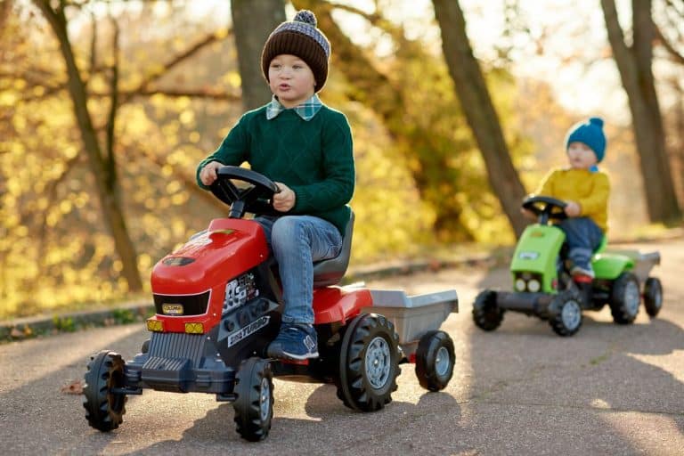 Tractores a batería para niños en parque
