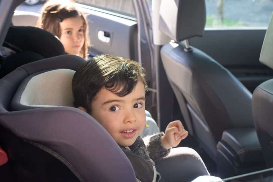 Viaje familiar en coche con niños