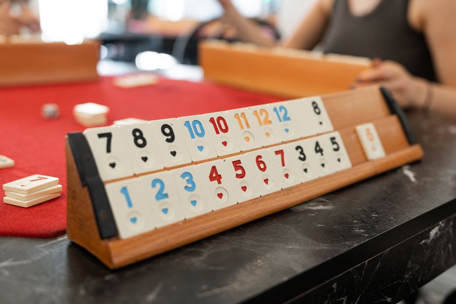 Fichas de Rummikub en juego de mesa